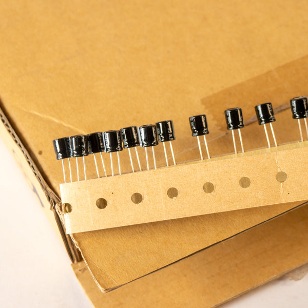 Boîte 2000 Condensateurs Électrolytiques Jamicon 33µF 35V SSP - Ammo Pack
