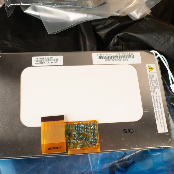 Lot de 12 Écrans LCD Professionnels & Échantillons R&D – Provenance  TRANSVIDEO