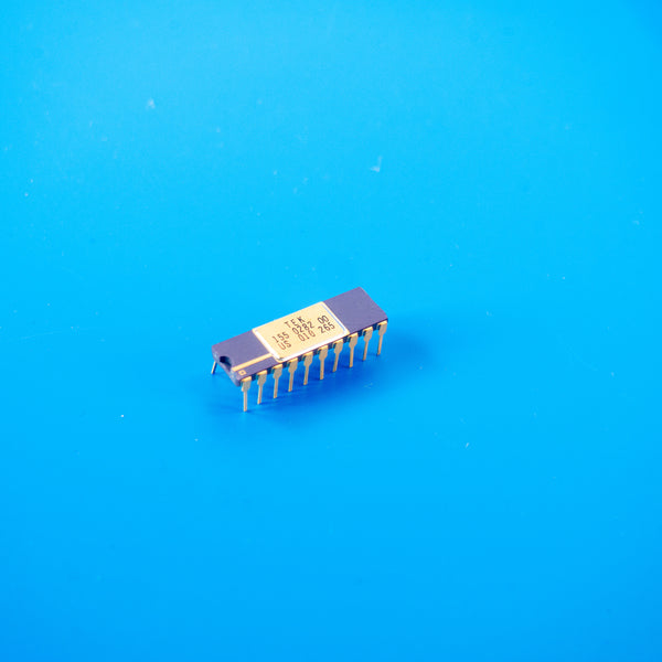 Tektronix 155-0282-00 – D/A Converter – Custom Ceramic DIP IC – Gold Pins – Used / Occasion
