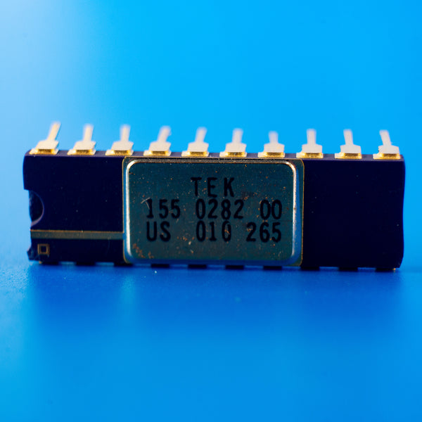 Tektronix 155-0282-00 – D/A Converter – Custom Ceramic DIP IC – Gold Pins – Used / Occasion